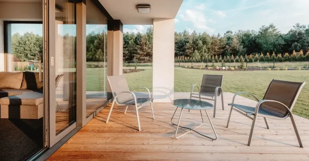 Terrasse moderne avec meubles minimalistes sur pieux vissés.