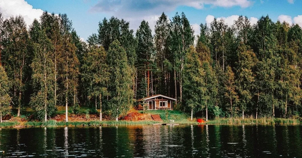Petit chalet en bois au bord d’un lac, entouré d'une forêt dense de grands arbres, offrant un cadre naturel paisible.
Petit chalet en bois au bord d’un lac, entouré d'une forêt dense de grands arbres, offrant un cadre naturel paisible.