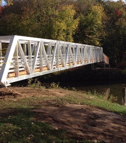 SEO_Vistech_Postech_Upton_damecoeur-metal-bridge-over-river