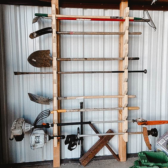 Vertical support to organize your shed