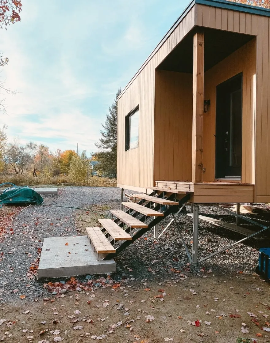 Chalet sur pieux vissés en milieu forestier