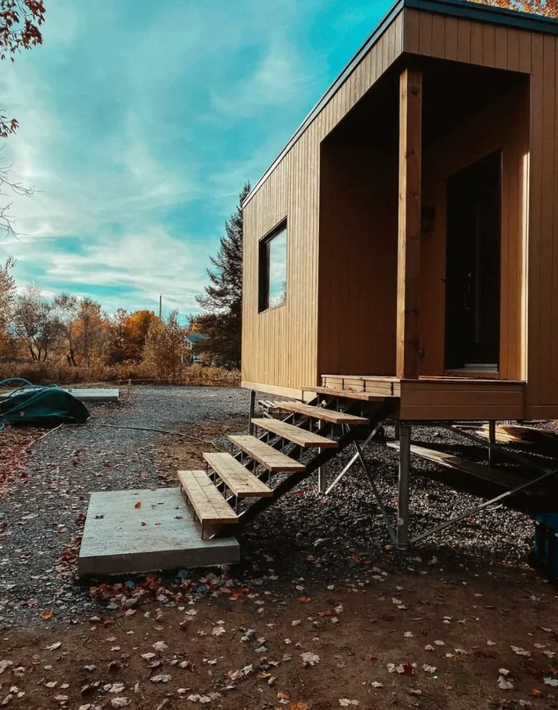 Forest cabin with elevated entrance and screw pile foundation