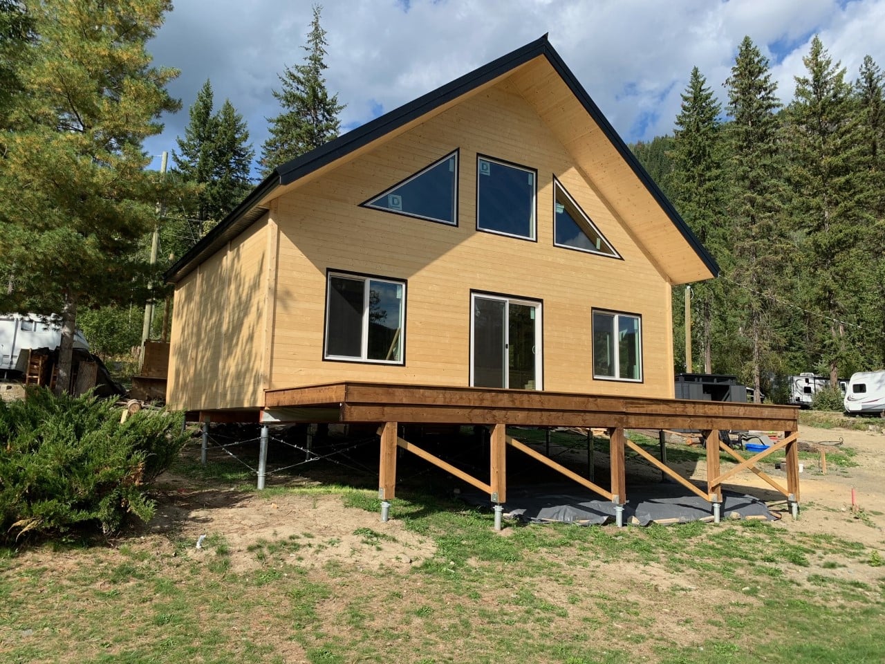Cottage on piles by Postech Thompson Valley