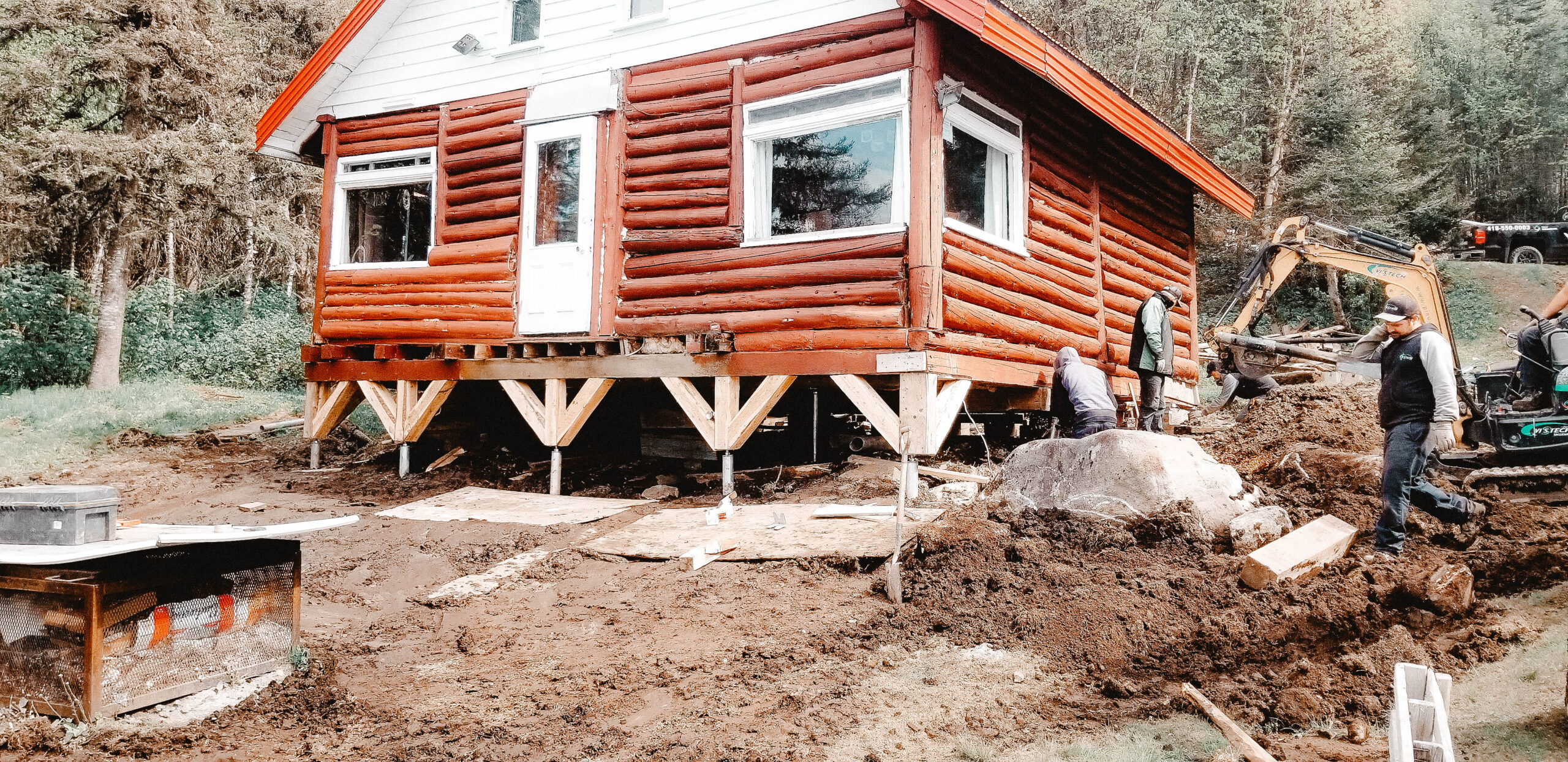 Cottage on screw piles in the Monts-Valin, Saguenay