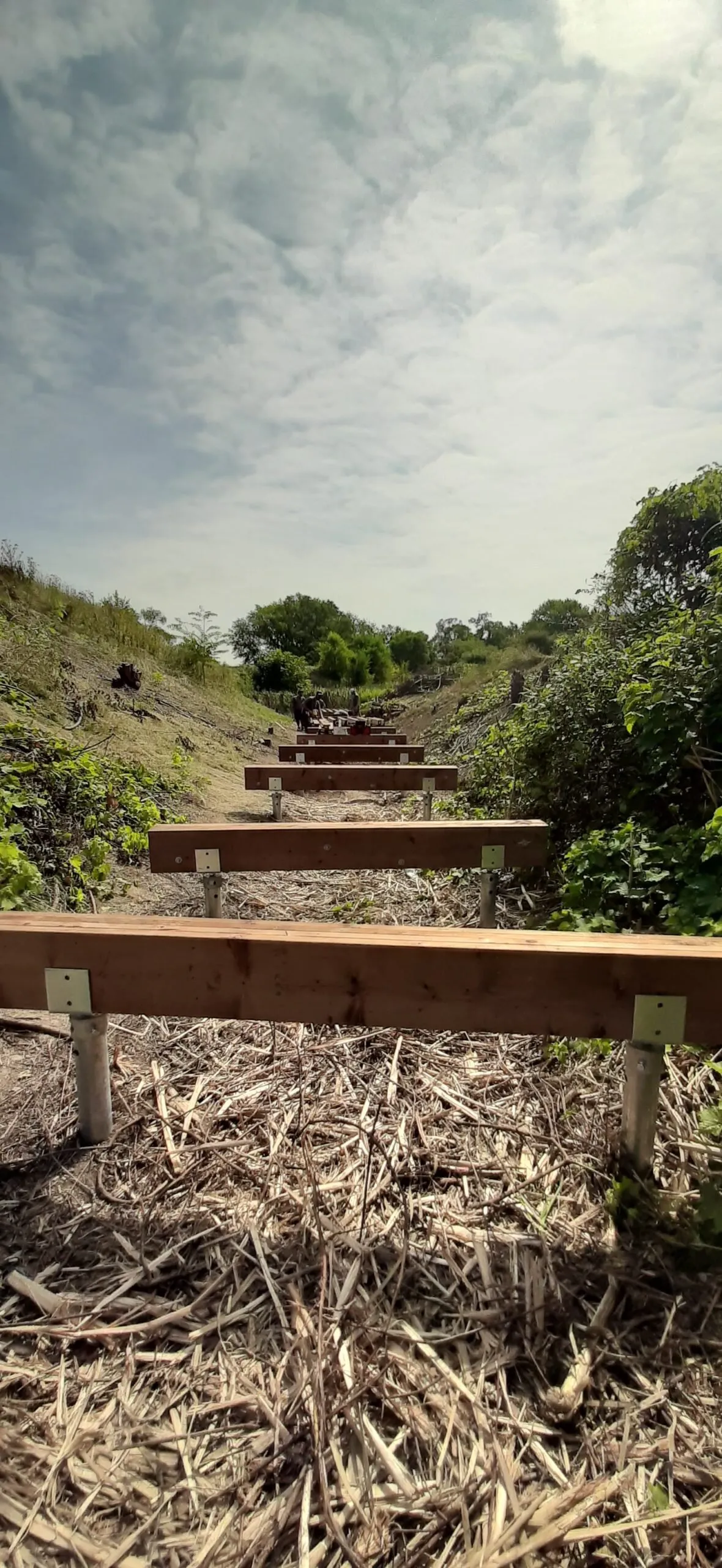 Fondations pour sentier surélevé avec pieux vissés