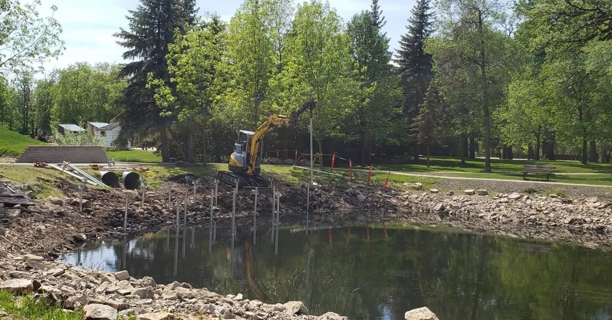 Installation de pieux vissés pour fondations sous l'eau