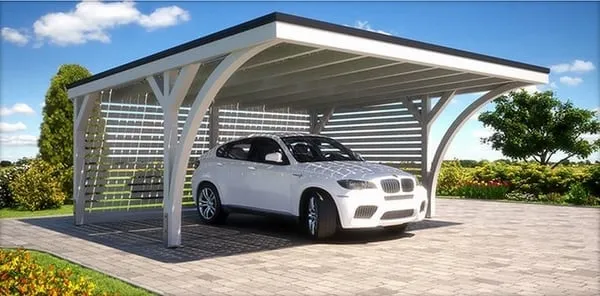 Carport moderne et élégant avec une voiture blanche stationnée dessous, situé dans une cour pavée avec un paysage verdoyant en arrière-plan.