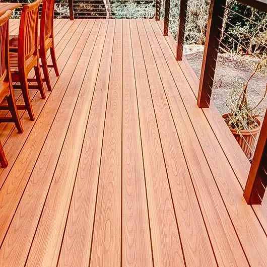 Terrasse en bois avec table à manger extérieure et vue sur la nature

